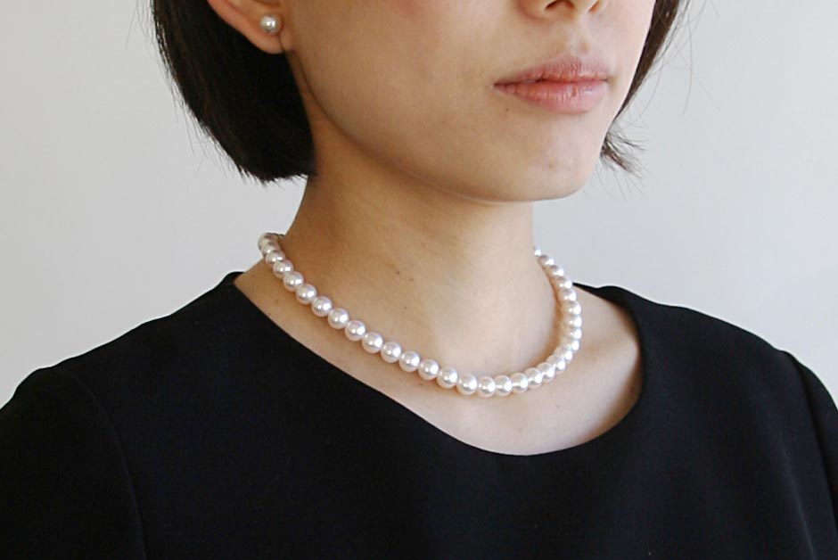 真珠ネックレスの着用写真
