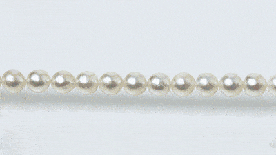 真珠ネックレスの形のゆがみと傷を見つける方法