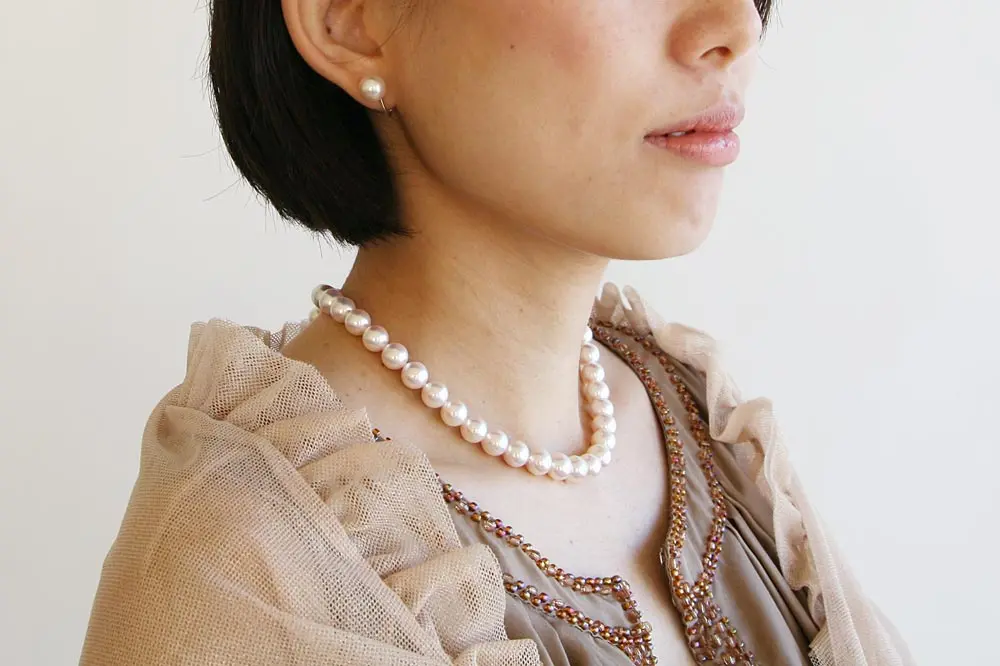 真珠ネックレスを着用した女性