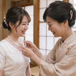 厄年を迎える娘に、母が真珠のネックレスを贈る様子
